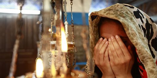 Une femme en train de prier dans la synagogue de La Ghriba à Djerba (sud de la Tunisie) le 28 avril 2013. (Reuters - Anis Mili)