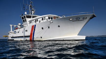 Le "André Malraux" au large de Brest lors des premières recherches des épaves de "La Cordelière" et du "Regent" en 2018. (FRED TANNEAU / AFP)