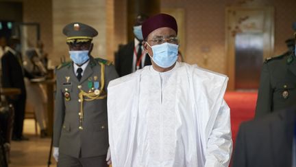 Le président nigérien&nbsp;Mahamadou Issoufou, qui assure la présidence en exercice de la Cédéao, à Bamako le 23 juillet 2020. L'organisation sous-régionale s'est réunie par visioconférence le 27 juillet 2020 pour proposer une feuille de route de sortie de crise au Mali.&nbsp; (MICHELE CATTANI / AFP)