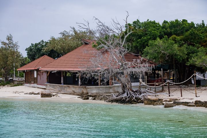 Un restaurant s'écroule à Nouméa (Nouvelle-Calédonie) sous l'effet de la hausse du niveau des eaux, le 21 février 2024. La collectivité française d'outre-mer fait partie des 18 Etats et territoires associés au sein du Forum des îles du Pacifique. (DELPHINE MAYEUR / AFP)