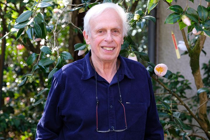 Max Hill est un expert en Camellia. Pendant 18 ans, il a présidé la section française de l'International Camellia Society.&nbsp; (ISABELLE MORAND / DIDIER HIRSCH / RADIO FRANCE / FRANCE INFO)