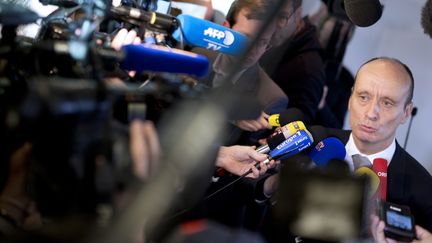 Le directeur du BEA, R&eacute;mi Jouty, r&eacute;pond &agrave; la presse, au Bourget, mardi 24 mars 2015,&nbsp;au lendemain du crash d'un A320 de la compagnie Germanwings. (KENZO TRIBOUILLARD / AFP)