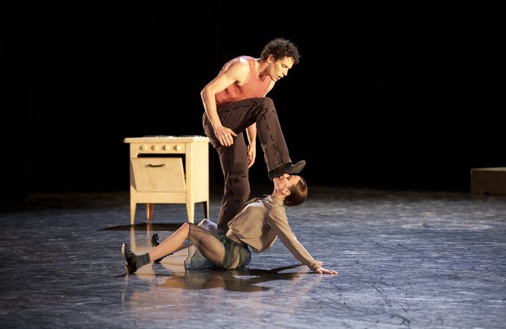 Ludmila Pagliero et Stéphane Bullion dans "Appartement" de Mats Ek, au Palais Garnier, en mars 2012. (SEBASTIEN MATHE)