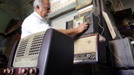 Vieux appareils de radio.&nbsp; (ALI AL-SAADI / AFP)