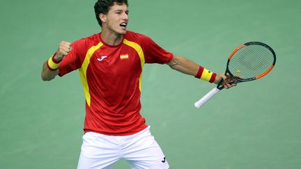 Pablo Carreno Busta exulte. Il vient de qualifier l'Espagne pour les 1/4 de finale de la Coupe Davis 2017. (STRINGER / AFP)