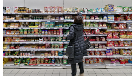 Une femme dans un supermarché à Martres-Tolosane (Haute-Garonne), le 22 octobre 2022. (AFP)