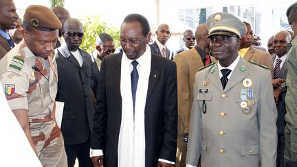 Le capitaine Sanogo (D) et le pr&eacute;sident par int&eacute;rim, Dioncounda Traor&eacute;, le 13 f&eacute;vrier 2013 &agrave; Koulouba, au Mali. (AFP )