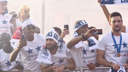 Les Bleus vainqueurs de la Coupe du monde de football défilent sur les Champs-Elysées, lundi 16 juillet 2018. (FRANCK CASTEL / MAXPPP)