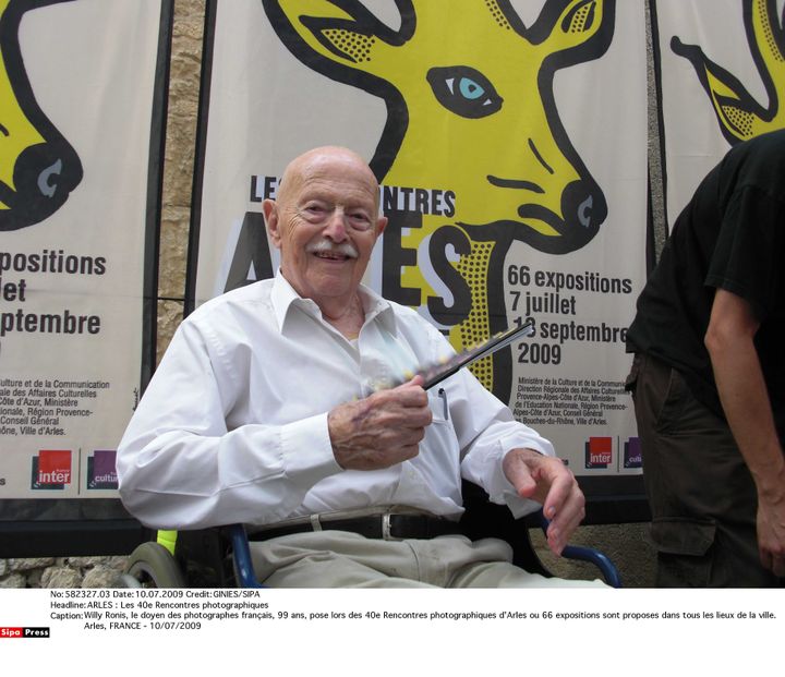 Le photographe Willy Ronis, alors doyen des photographes français à l'âge de 99 ans, lors des 40e Rencontres d'Arles en juillet 2009. (GINIES/SIPA)