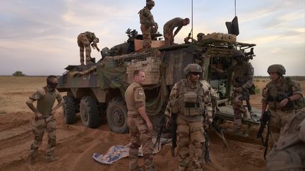 Des militaires français en patrouille dans le nord du Burkina Faso, le 9 novembre 2019. (MICHELE CATTANI / AFP)