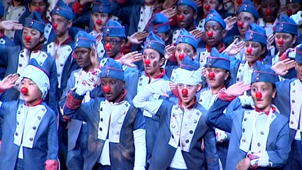 Une centaine d'enfants de 5e et de CM2 sur la scène de l'Amphithéâtre de l'Opéra Bastille
 (France 3 Culturebox)