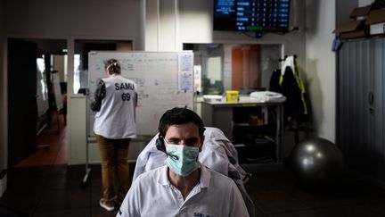 Le service de régulation médicale du Samu 69, basé à l'hôpital&nbsp;Edouard-Herriot&nbsp;à&nbsp;Lyon, en mars 2020. (JEFF PACHOUD / AFP)