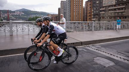 Tadej Pogacar s'entraine à Bilbao, en Espagne, avant le départ du 110ème Tour de France. (THOMAS SAMSON / AFP)