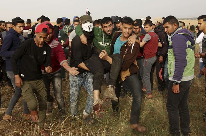 Des Palestiniens évacuent un blessé lors de rassemblements qui ont suivi la "marche du retour" dans la bande de Gaza, le 5 avril 2018. (ADEL HANA/AP)