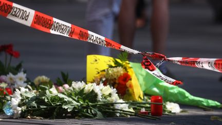 Des fleurs déposées devant une boutique de&nbsp;Wurtzbourg (Allemagne) le 26 juin 2021,&nbsp;au lendemain de&nbsp;l'attaque meurtrière au couteau.&nbsp; (KARL-JOSEF HILDENBRAND / DPA / AFP)