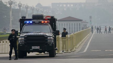 L'arm&eacute;e garde la place Tiananmen, &agrave; P&eacute;kin, apr&egrave;s l'attentat terroriste du 31 octobre. (ED JONES / AFP)