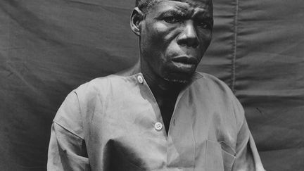 Cornélius Yao Augustt Azaglo (1924 - 2001) est né au Togo. Mais c'est en Côte d'Ivoire en 1955 qu'il commence sa carrière. En 1958, il ouvre son premier studio. Connu pour ses milliers de portraits de photos d'identité, il a longtemps réalisé des reportages sur la vie locale. «Non seulement le travail de Cornélius permet d'apporter une contribution à l'histoire de la photographie africaine, mais avec ses archives, il est possible d'étudier l'évolution de la société korhogolaise, de la mode vestimentaire à l'arrivée des postes de radio, en passant par les rapports entre hommes et femmes" précise l'anthropologue Jean-François Werner cité par Libération. &nbsp; (CORNELIUS YAO AUGUSTT AZAGLO)