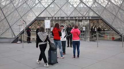 Des touristes devant la pyramide du Louvre (7 mars 2017) (OLIVIER BOITET / MAXPPP)