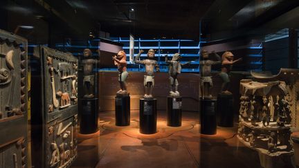 Présentation des œuvres royales d’Abomey sur le plateau des collections du musée du quai Branly–Jacques Chirac de 2012 à 2021, prise de vue effectuée en 2018. (© musée du quai Branly–Jacques Chirac, photo Léo Delafontaine)