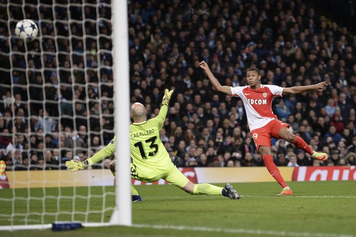 Face à Manchester City, Kylian Mbappé inscrit son premier but en Ligue des Champions (OLI SCARFF / AFP)