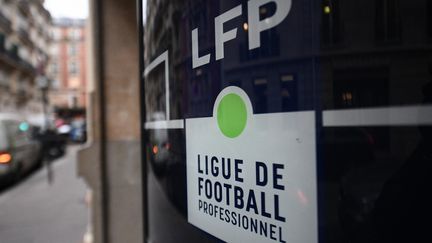 La Ligue de football professionnel (LFP) organise une nouvelle campagne de sensibilisation contre l'homophobie pour la 37e journée de Ligue 1 et Ligue 2, le week-end du 15 et 16 mai 2021. (FRANCK FIFE / AFP)