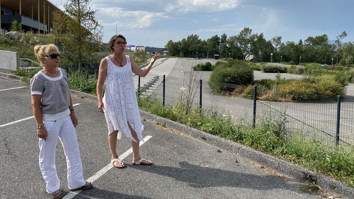 Jacqueline Marzio et Martine Lemercier, du collectif "Non au Vélodrome Arena", le 11 juillet 2023 sur le site du futur complexe à La-Roche-sur-Foron (Haute-Savoie). (PAOLO PHILIPPE / FRANCEINFO)