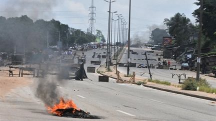 A Abidjan, quartier d'Abobo, le 15 mars 2011, après les affrontements entre pro-Gbagbo et pro-Ouattara. (AFP/ISSOUF SANOGO)