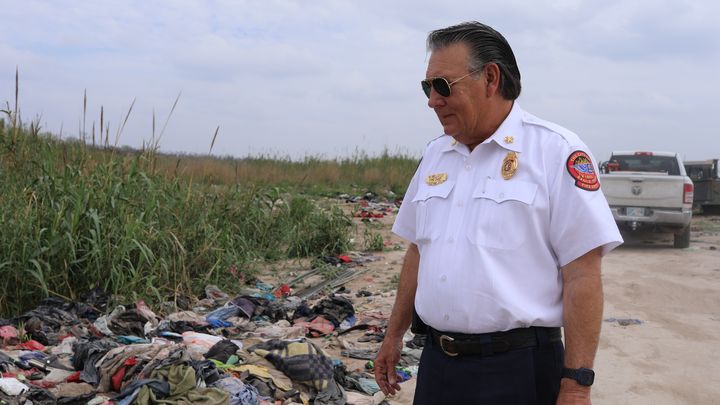 Manuel Mello, chef des pompiers d'Eagle Pass, devant des vêtements laissés par des exilés près du fleuve Rio Grande, le 7 mars 2024. (ELISE LAMBERT / FRANCEINFO)