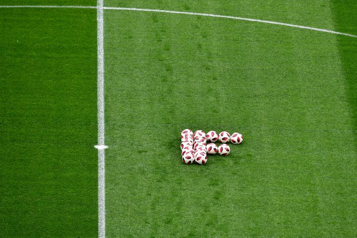 Le staff des Bleus a également laissé un "F" sur la pelouse lors d'une séance d'entraînement à Saint-Pétersbourg, le 9 juin, à la veille de la demi-finale contre la Belgique. (GIUSEPPE CACACE / AFP)