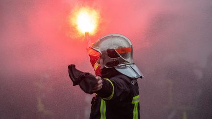 Les pompiers ont manifesté mardi 28 janvier à Paris. (AURELIEN MORISSARD / MAXPPP)