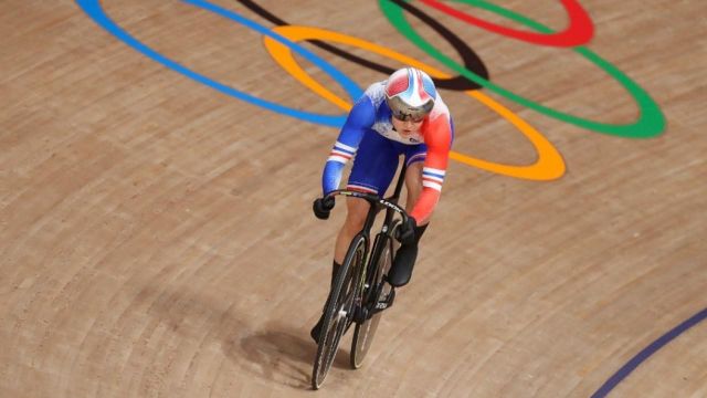 En1/8 de finale de l'épreuve de vitesse individuelle, Mathilde Gros s'est inclinée face à la Hongkongaise sur le fil. La Française devra alors passer par les repêchages pour accéder aux quarts de finale.