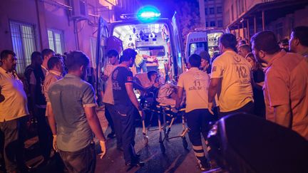 Les secours évacuent des blessés après une attaque survenue en plein mariage, le 20 août 2016, à Gaziantep (Turquie). (AHMED DEEB / AFP)