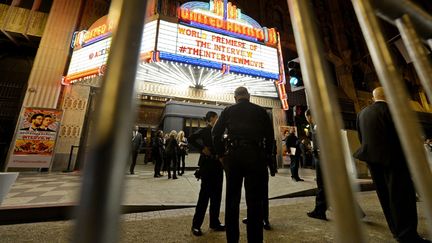 &nbsp; (La police de Los Angeles sécurise la première mondiale du film The Interview, le 11 décembre © REUTERS/Kevork Djansezian)