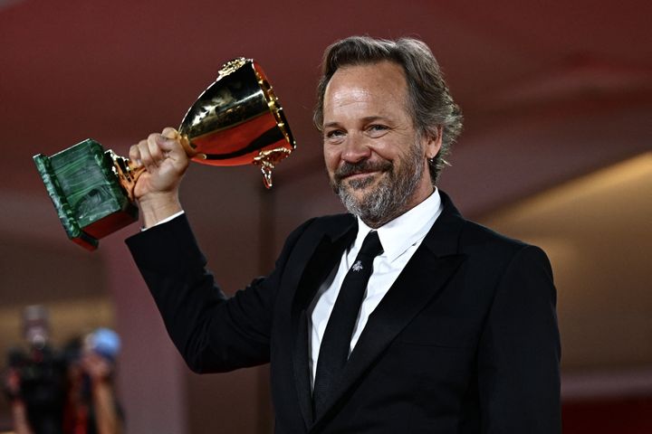 L'acteur Peter Sarsgaard pose avec la Coppa Volpi du meilleur acteur qu'il a reçue pour son rôle dans le film "Memory" lors d'un photocall au 80e Festival du Film de Venise le 9 septembre 2023. (GABRIEL BOUYS / AFP)