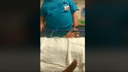 Capture d'écran de la vidéo mise en ligne par le père du patient moqué par une médecin dans un hôpital de Californie, aux Etats-Unis, mardi 12 juin 2018. (DONALD BARDWELL/FACEBOOK)