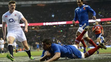 Wesley Fofafana a résisté à cinq plaquages avant d'aplatir, après une course de 60m, le premier essai du match contre l'Angleterre à Twickenham. Le XV de la Rose s'impose (23-13).