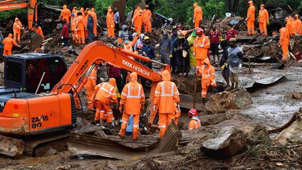 Des sauveteurs lors de l'effondrement d'un terrain dans l'Etat du Kerala, en Inde, le 8 août 2020. (AFP)