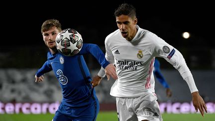 Raphaël Varane et Timo Werner se battent pour la possession du ballon.&nbsp; (PIERRE-PHILIPPE MARCOU / AFP)