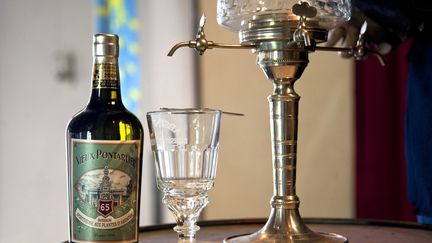 Un bouteille d'absinthe de vieux Pontarlier à la Cluse-et-Mijoux (Doubs), le 28 mai 2019.&nbsp; (PHILIPPE ROY / AFP)