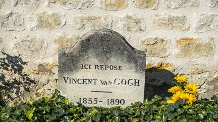 La tombe du peintre néerlandais Vincent Van Gogh, dans le cimetière d'Auvers-sur-Oise, dans le Val-d'Oise, le 16 octobre 2021. (GARDEL BERTRAND / HEMIS.FR / AFP)