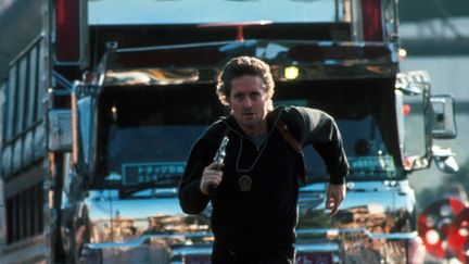 Michael Douglas en 1989 sur le tournage du film "Black Rain" de Ridley Scott. Dans ce film policier, Michael Douglas incarne Nick Conklin, un agent chargé de retrouver un prisonnier japonais qui s'est enfui. (ARCHIVES DU 7EME ART)