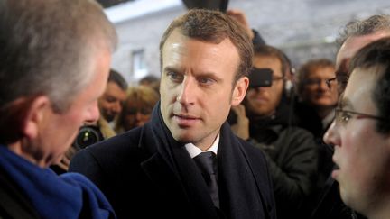 Le candidat d'En marche ! à la présidentielle, Emmanuel Macron, visite une ferme laitière, le 16 janvier 2017 à Ploeven (Finistère). (FRED TANNEAU / AFP)