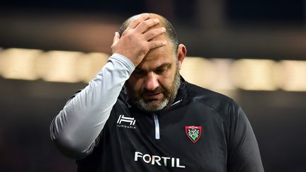 Face à Toulouse, le 29 décembre 2019, Patrice Collazo se prend la tête au moment où son équipe&nbsp;prend l'eau (39-0). (REMY GABALDA / AFP)