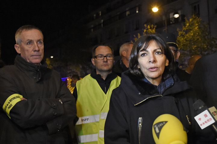 Le procureur François Molins, le 13 novembre 2015, aux côtés de la maire de Paris, Anne Hidalgo. (MIGUEL MEDINA / AFP)