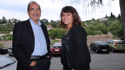 Le d&eacute;put&eacute; UMP sortant du Gard Etienne Mourrut, candidat aux l&eacute;gislatives, et sa suppl&eacute;ante&nbsp;Eline Enriquez-Bouzanquet, victime d'une agression le 13 juin 2012. (SYLVAIN THOMAS / AFP)