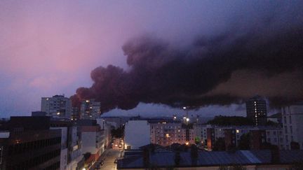 Des panaches de fumée recouvrent Rouen (Seine-Maritime) lors d'un incendie dans l'usine Lubrizol, le 26 septembre 2019. (THIBAUT DROUET / AFP)