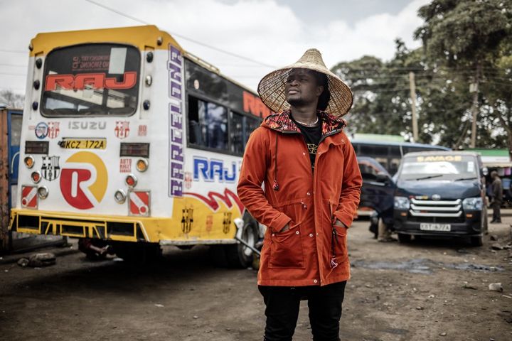 Le créateur de mode et fondateur de la Kibera Fashion Week, David Ochieng, plus connu sous le nom d'Avido, dans le quartier de Kibera à Nairobi, le 18 septembre 2023. (LUIS TATO / AFP)