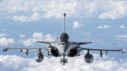 En vol, en juin 2018, un Rafale B porteur du missile nucléaire ASMP-A (sous le ventre) (ALEXANDRE BEUZEBOC / ARMEE DE L'AIR)