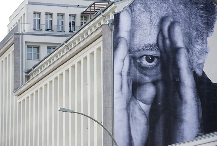 Une photo affich&eacute;e sur un mur de Berlin par le Fran&ccedil;ais JR, le 21 avril 2013. (JOHN MACDOUGALL / AFP)