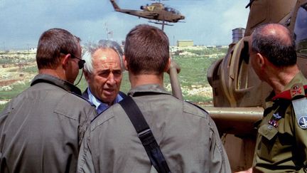 Shimon Peres discute avec des pilotes d'hélicoptères de l'armée israélienne, en avril 1996. L'opération militaire "Raisins de la colère" vient d'être lancée dans le Sud du Liban. Mais l'aviation israélienne bombarde la village de Cana et tue 106 civils. La popularité du Premier ministre par intérim&nbsp;s'effondre et Benjamin Nethayahou remporte les élections.&nbsp; (? STR NEW / REUTERS / X80002)